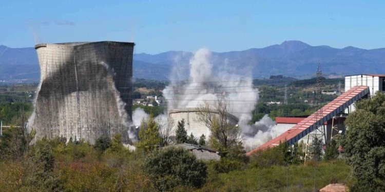 Simultaneous demolition of the two cooling towers and the old chimney of Group 3, of the Compostilla Thermal Power Plant