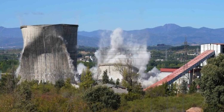 Demolición simultánea de las dos torres de refrigeración y antigua chimenea del Grupo 3, de la Central Térmica de Compostilla