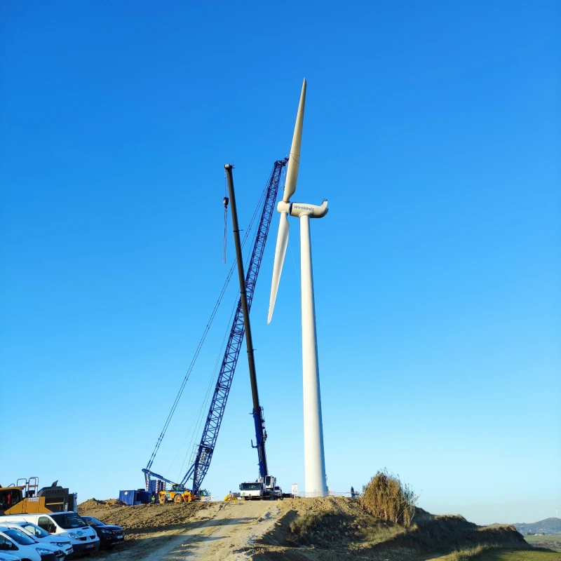 Desmontaje de dos aerogeneradores WWD-1, en el Parque Eólico de Escusa, en Mafra
