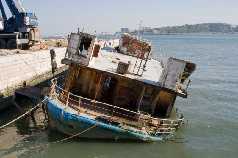 Desmantelamiento de Embarcación – MUGE, Muelle de Alcântara