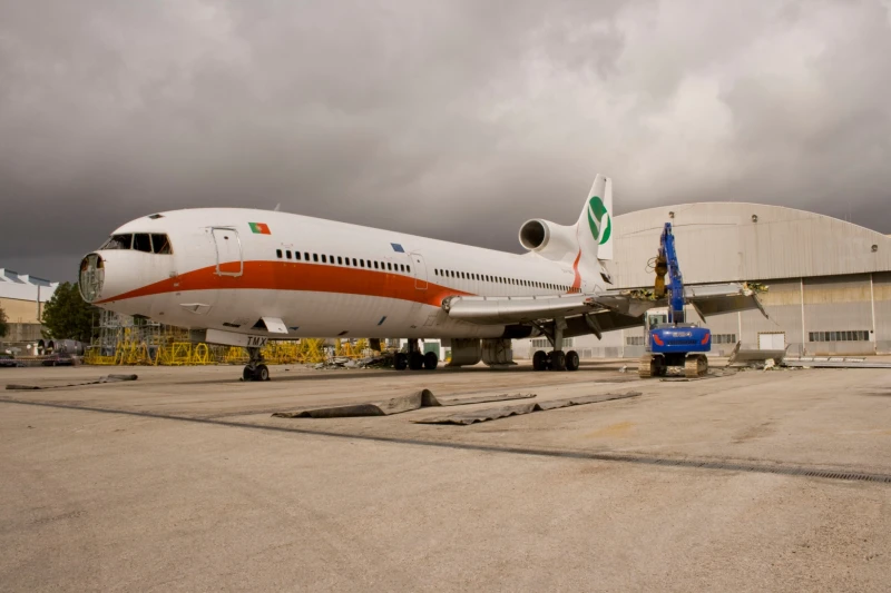 Desmantelamiento del avión Lockeed TMX en el aeropuerto internacional de Lisboa